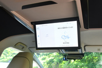 14インチのリアエンターテインメントシステム(写真)や15スピーカー+12chオーディオアンプの「JBLプレミアムサウンドシステム」は、「エグゼクティブラウンジ」の専用装備となる。ただし、前者については販売店オプションの後席ディスプレイで、ある程度代用できる。(写真:峰 昌宏)