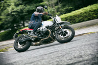 「R nineT」とは異なり、フロントサスペンションには、正立タイプのテレスコピックフォークを装備(R nineTは倒立)。摺動(しゅうどう)部をカバーするジャバラのブーツも、エンデューロバイクならではの雰囲気を盛り上げる。