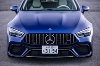 「AMG GT」の2ドアモデルと同様に、「パナメリカーナグリル」と呼ばれる垂直ルーバーを採用した大型グリルを採用。バンパー部分に設けられた左右のエアインテークは、空気抵抗低減と冷却性能の向上を両立させるよう、走行条件に応じて自動開閉する。