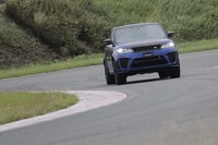 ライトハンダーにアプローチする「レンジローバー スポーツSVR」。その高出力にも増して驚かされたのは、制動力の強大さだった。