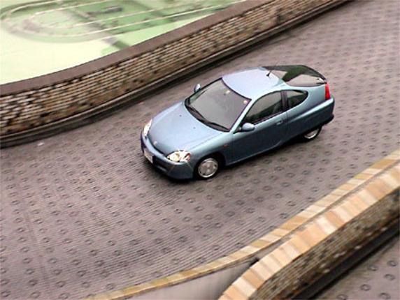 【スペック】全長×全幅×全高=3940×1695×1355mm/ホイールベース=2400mm/車重=820kg/駆動方式=FF/1リッター直3SOHC12バルブ(70ps/5700rpm、9.4kgm/4800rpm)+交流同期式モーター(10.0kW/3000rpm、5.0kgm/1000rpm)/車両本体価格=210.0万円(テスト車=同じ)