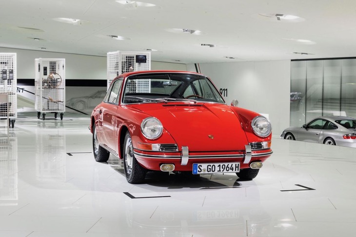 1963年のフランクフルトモーターショーで発表された「ポルシェ901」。のちに「911」と名を改めたこのモデルは、代を重ねつつ長年にわたってその神髄を受け継いできた。