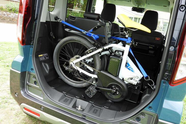 「スズキ・スペーシア ギア ハイブリッドXZターボ」の荷台に収まる折り畳み式電動モペッド「e-PO」。