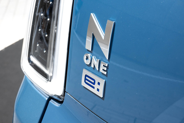 リアに貼られた「N-ONE e:」のバッジ。