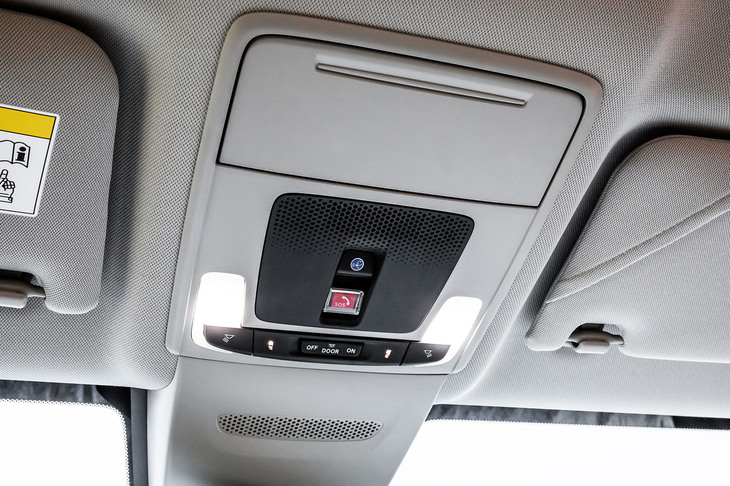 ホンダZR-V e:HEV Z(サングラスホルダーと緊急通報ボタン)