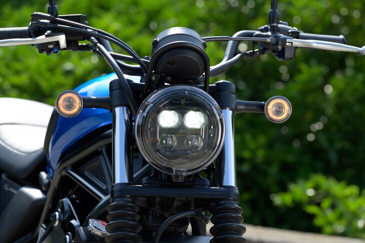 丸いアウターレンズに4つのLEDを仕込んだ、ユニークな意匠のヘッドランプ。これを含め、装備類は基本的に「CL250」と共通だ。