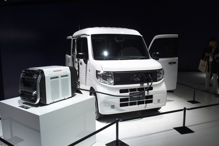 「N-VAN e:プロトタイプ」(写真右)と可搬型外部給電機「Power Exporter e:6000」(写真左)。
