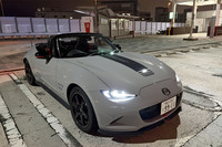 「マツダ スピリット レーシング・ロードスター12R」のフロントビュー。ボンネットデカールは51万1500円の有償特別付属品「MAZDA SPIRIT RACING ROADSTER 12R KIT」に含まれるアイテムとなる。