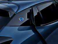 Cピラーには、2022年に刷新されたランチアのロゴが。1957年のものをもとに、ミニマリズムを目指したという。