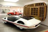 その無機質な表情から、記者はSFチックだった往年のショーカーを連想してしまった。写真は大阪万博にも出展された「フェラーリ・モデューロ」。