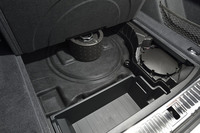 荷室床面には、小物などを整理して収納できるサブトランクが備わる。リモコンキーを携帯していればリアバンパー下に足をかざす動作でテールゲートを開けることができる「オートマチックテールゲート」も標準装備されている。