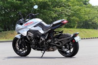 名車の誉れ高い1980年代のオリジナルをモチーフに復活した、新生「カタナ」。国内では2019年5月に発売された。