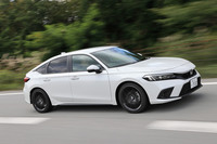 CVT仕様についても、エンジンの回転上昇と加速が乖離(かいり)する、いわゆる“ラバーバンドフィール”は小さく、レスポンスのよいエンジンとも相まって気持ちのいい走りを楽しめた。