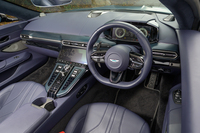 マイナーチェンジではあるものの、インテリアはダッシュボードやステアリングホイールなどをごっそりと刷新。「DB12」などと同じ最新コンポーネンツを採用している。