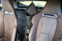 運転席と助手席の間には、小物を収納するバスケットも。室内では数少ないユーティリティースペースである。