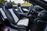 試乗車のシートに装着されていた首元を温めるエアスカーフやベンチレーターは、オプションの「エクスクルーシブパッケージ」に含まれるアイテム。