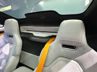 「ポールスター5」の後席。