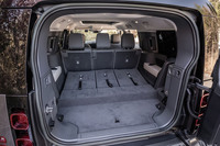 サードシートを前方に倒した様子。荷室のフロアと、倒したサードシートのバックレストには段差が生じ、完全なフラットフロアにはならない。この状態での荷室容量は1329リッター。