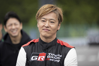 「GRヤリス」の開発に携わるレーシングドライバーの佐々木雅弘選手。