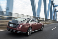 高い静粛性や意のままに操れるパワートレインに加え、「プラナーサスペンションシステム」の採用による快適な乗り心地と高い操縦安定性も魅力。ロールス・ロイスがつくるとBEVはこうなるのかと、感嘆させられる一台だった。