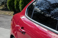 車体前方から後方のCピラー周辺を見た様子。その形は、1990年代にデビューしたアルファのセダン「156」を思わせる。