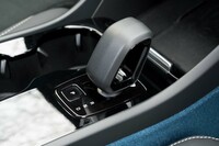 シフトセレクターは「R」「N」「D」レンジと独立した「P」ボタンが用意されるのみ。回生ブレーキを強化する「B」レンジはおろか、回生ブレーキの強弱を変えるシフトパドルもない。