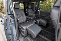 こちらが左右独立のキャプテンシート。前後745mmのロングスライド機構を備えるほか、シートヒーターやオットマンも採用している(いずれもオプション)。