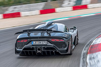 ドライビングモード「ストラト2」では、「ONE」はレーシングカー然としたパフォーマンスを発揮する。