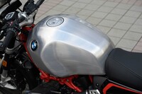 燃料タンクの容量は16リッター(リザーブ:約3.5リッター)と、従来モデルよりやや減じている。燃費は19.6km/リッター(WMTCモード)なので、航続距離は300km弱といったところだ。