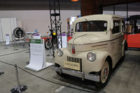 1947年「たま電気自動車」。その隣は1973年「カワサキ900スーパー4(Z1)」、そして1962年に初飛行した戦後初の国産旅客機である「YS-11」の模型とロールス・ロイス製のそのエンジン。