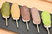 和スイーツの目玉の「日比谷 五街道団子」。写真左から記事本文に書いてある順に並んでいる。