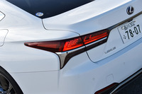 L字型をモチーフにしたフルLED式のリアコンビランプ。光が車体外側に向かって流れるように見えるシーケンシャルターンシグナルランプが採用されている。