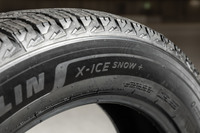 「X-ICE SNOW+」のサイドウォール。雪上性能の確保を示す国際基準の「スリーピークマウンテンスノーフレークマーク」と、滑りやすい氷の上でも規定の基準を満たしていることを示す「アイスグリップシンボル」が備わる。
