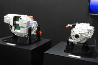 2種類のe-Axle。180kW仕様(左)はインバーターを横に装備、50kW仕様(右)はインバーターを省くことで省スペース化を実現している。