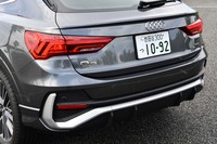特徴的なリアバンパーは「Q3」と異なるオリジナルデザイン。ウインカーの光源が車体外側に流れるように見える「ダイナミックターンインジケーター」が採用されている。