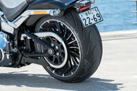 タイヤにはミシュランと共同開発した「スコーチャー11」を採用。240/40R18という、極太のリアタイヤが目を引く。