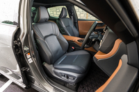 既存の「クラウン」ユーザーを驚かせたのがクロスオーバースタイルならではの優れた乗降性だった。着座位置が高く、前方視界にも優れている。