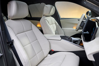 新型「X5」ではスポーツシートが標準装備となっているのが特徴。表皮は「ヴェガンザ」と呼ばれるビーガンレザーがスタンダードだ。