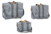 【アビエーターキットバッグ】
飛行機のパイロットが持つバッグにインスピレーションを得たアビエーターキットバッグは、その収納力もさることながらスクエアな形状で積載性も良好。価格は1万8700円~2万2000円。