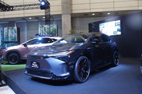BEV専用車「bZ4X」をベースに、環境性能と走る楽しさの両立を実現した「bZ4X GRスポーツ コンセプト」。