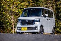 2023年10月6日に発売された3代目となる新型「N-BOX」。軽スーパーハイトワゴン市場で30%以上のシェアを占める人気モデルであり、2015年度~2022年度と8年連続で軽自動車ナンバーワンの販売実績を誇っている。