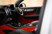 「スカンジナビアデザインには、天然素材を使用したやさしいイメージだけではなく、ポップカルチャーに通じるカラフルな一面もある」とロビン・ペイジ氏は語った。写真はその具体例として紹介された「XC40」のインテリア。