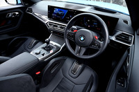 ブラックのメリノレザーとカーボンのトリムはオプションの「Mレーストラックパッケージ」(204万5000円)によるもの。飾り気はないがレーシーな雰囲気に仕立てられる。