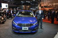 プジョー・シトロエン・ジャポンのクリストフ・プレヴォ社長と新しい「プジョー308」。