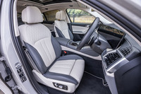 アイボリーホワイトとアトラスグレーのコンビネーションカラーでコーディネートされた写真のシートは、オプションの「BMWインディビジュアル フルレザーメリノパッケージ」によるもの。