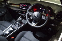 ダッシュボードの中央には10.25インチのタッチスクリーンが置かれ、メーターには12.3インチの大型液晶メーターが採用される。デジタル化が推進され、インフォテインメント系が充実しているのも「トナーレ」の特徴だ。