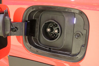 急速充電の充電口は、車体左側後部に配置(写真)。普通充電用は車体右側後部にレイアウトされている。