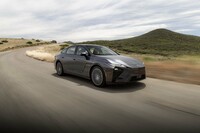 BEV版はいずれも容量74.7kWhの駆動用リチウムイオンバッテリーを搭載。この「350e」はフロントに最高出力224PSの駆動用モーターを搭載している。