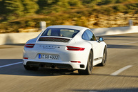 「911カレラT」が0-100km/h加速に要する時間は、MT車の場合で4.5秒。PDK仕様は0.3秒速い4.2秒を記録する。