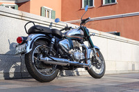 トラディショナルなバイクを多くそろえるロイヤルエンフィールドのなかでも、特にレトロなスタイルをまとう「クラシック350」。走らせてみると、同モデルならではの味が楽しめる。